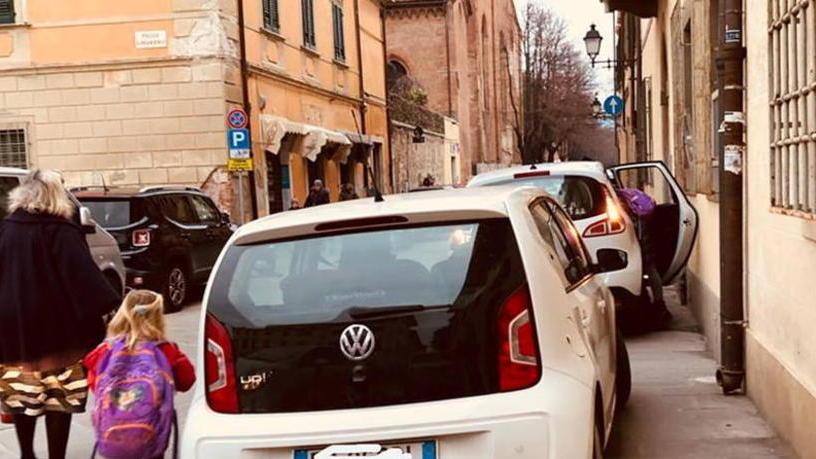 Paletti anti sosta selvaggia sul marciapiede di via San Francesco