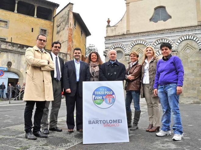 Con ramazza e maglietta a pulire il centro 