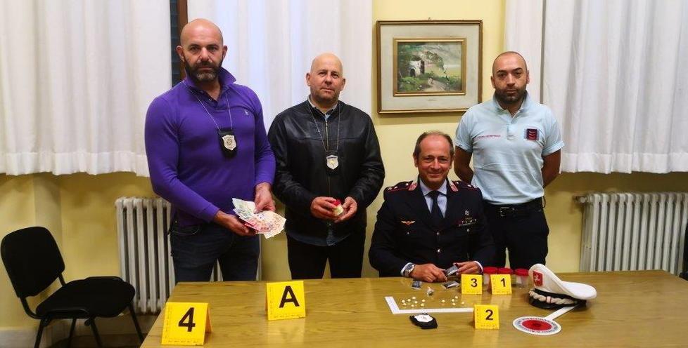 Spacciava al volo dal treno ai clienti in attesa alla stazione 