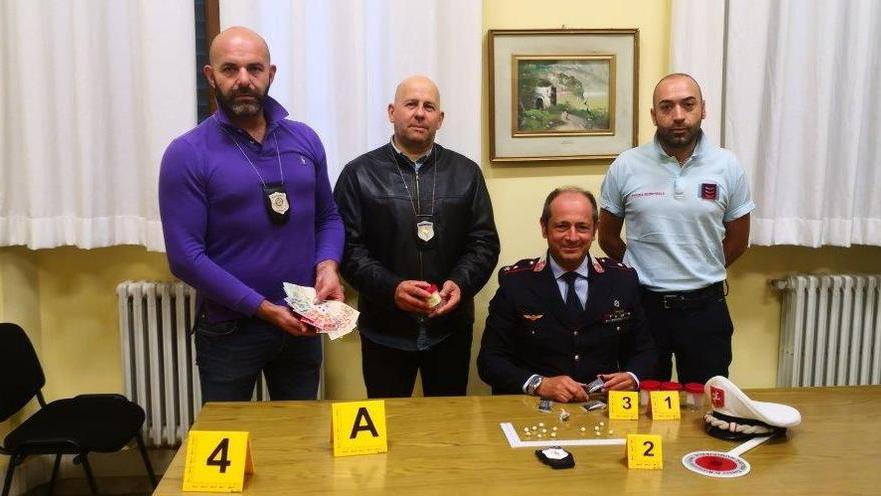 Spacciava al volo dal treno ai clienti in attesa alla stazione