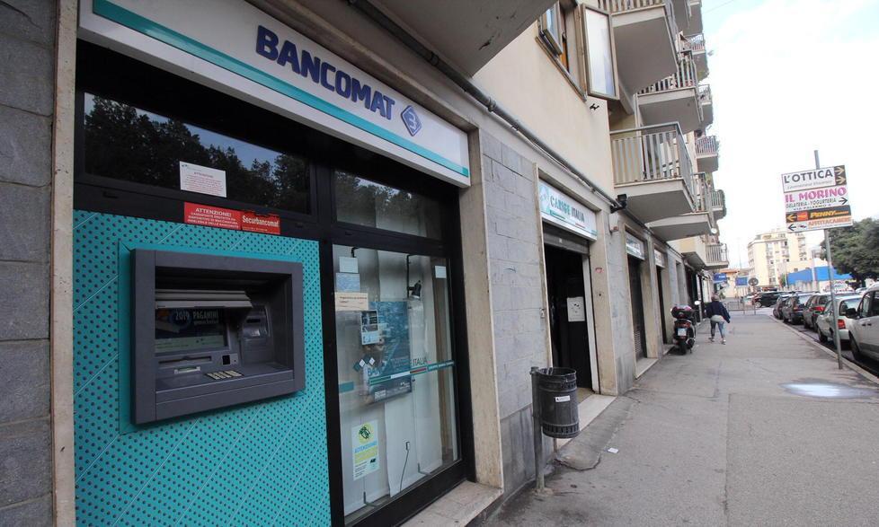 Fallisce il colpo alla Carige I ladri abbandonano il bottino 