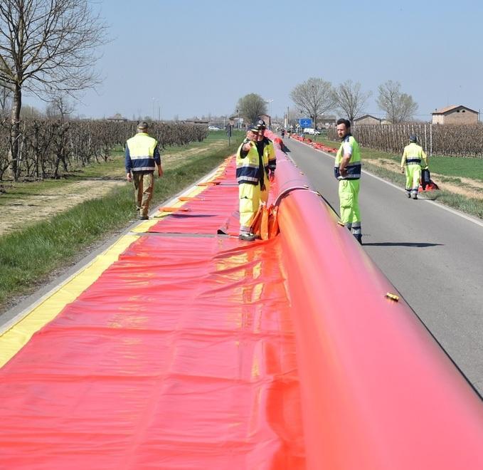 Bomporto gonfia le barriere anti alluvione 