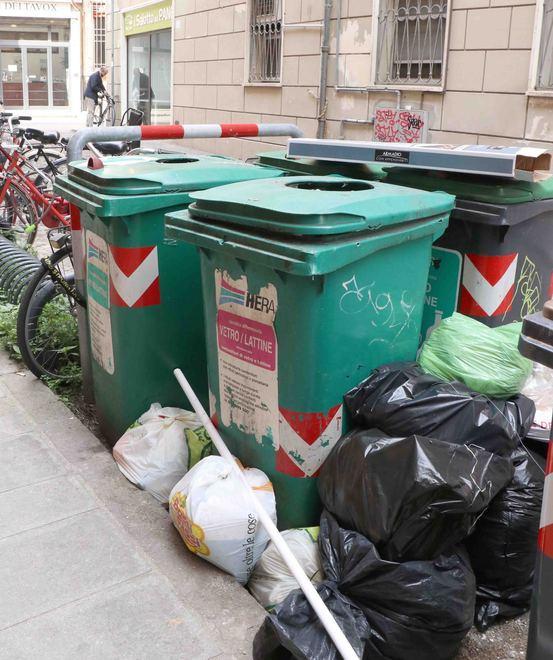 C’è il “Salotto del pane” E dietro l’angolo i rifiuti