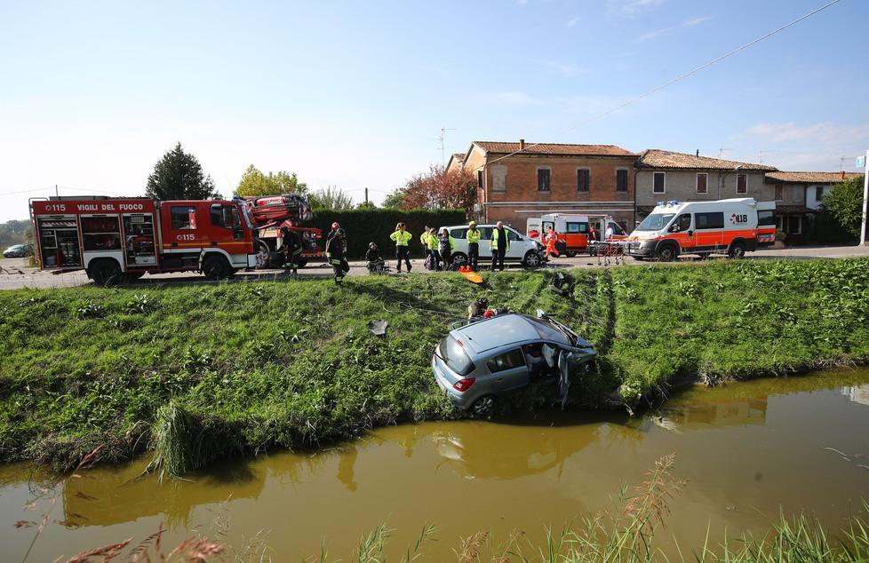 Lo scontro è triplo, due i feriti Auto rischia di finire nel canale 