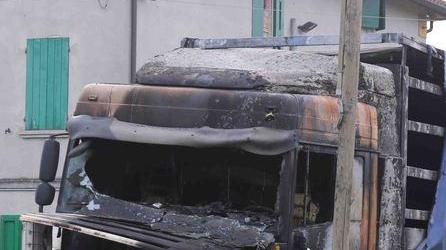 Notte di fuoco e paura, incendiati due Tir