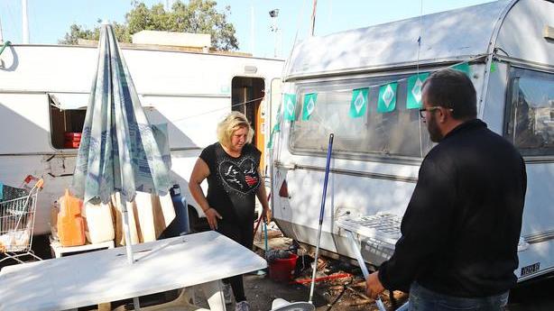 Malati ed emarginati abitano in una roulotte: «Ma vogliamo lavorare»