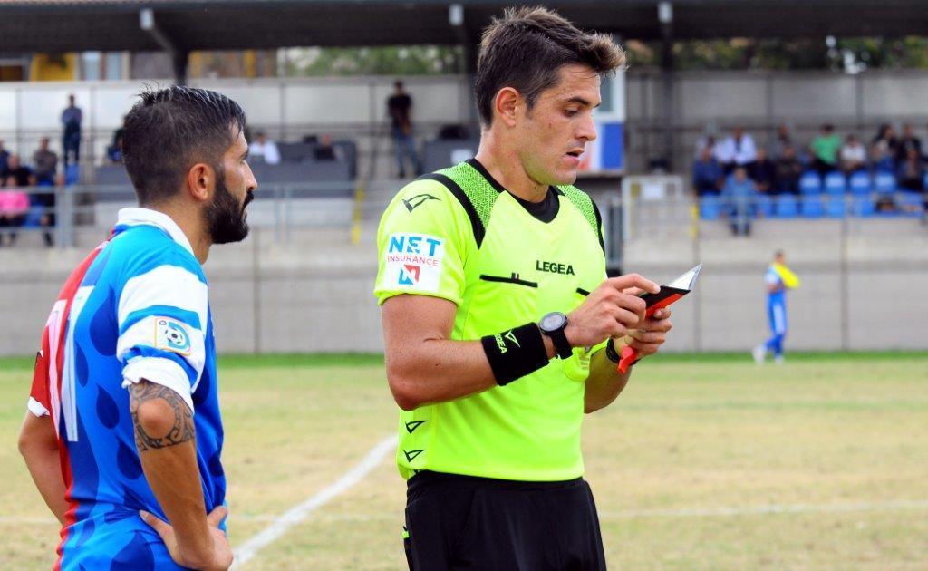 Stop alle maglie gialle, si confondono con... l'arbitro 