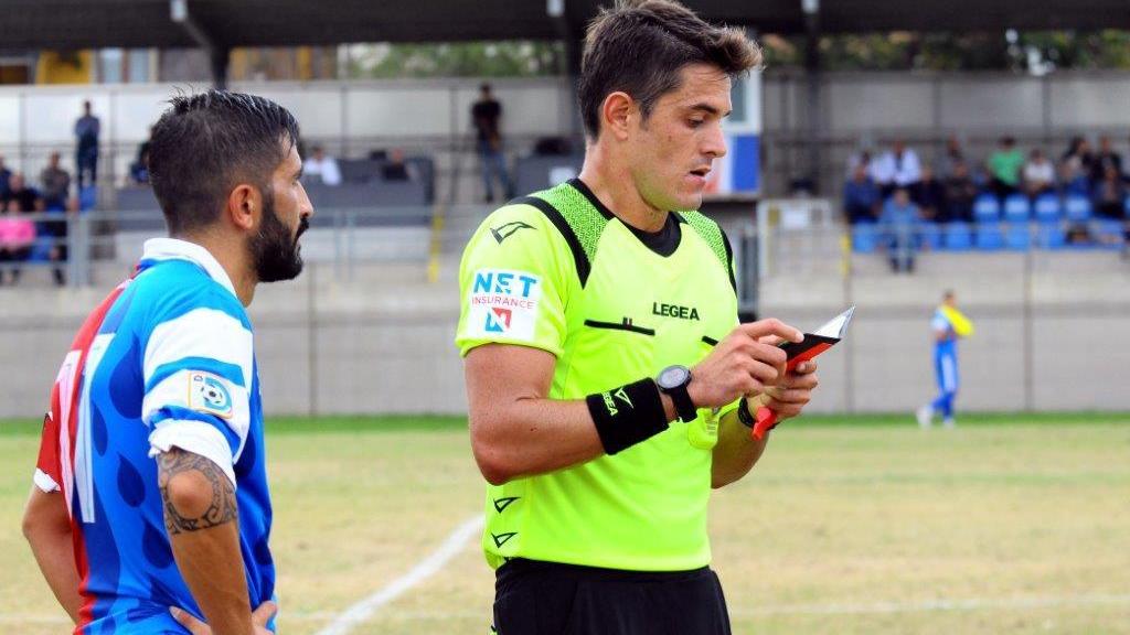 Stop alle maglie gialle, si confondono con... l'arbitro