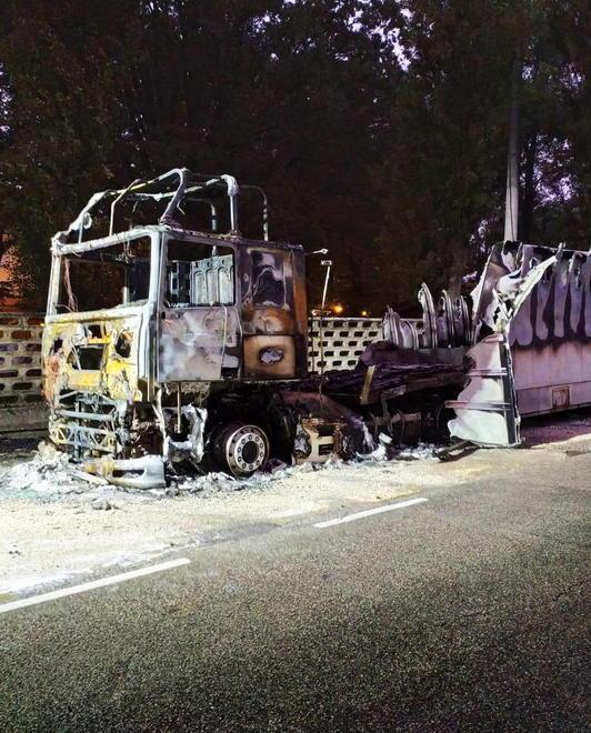 Il Tir dato alle fiamme lunedì notte a Luzzara (Reggio Emilia)