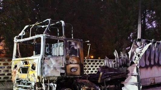 Il Tir dato alle fiamme lunedì notte a Luzzara (Reggio Emilia)