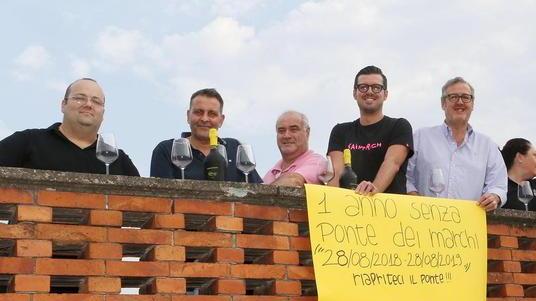L’amaro brindisi dei commercianti sul Ponte dei Marchi il 28 agosto