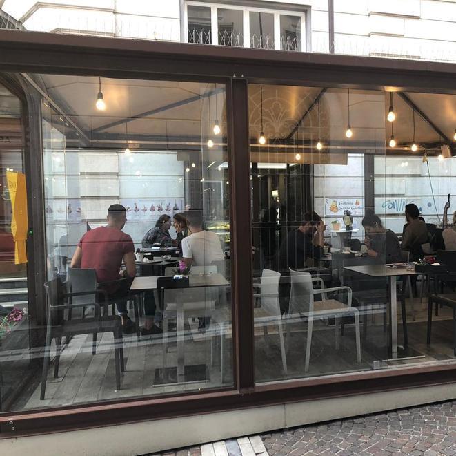 Sempre aperto e un sorriso per tutti così il Caffè Crema “presidia” via Roma 