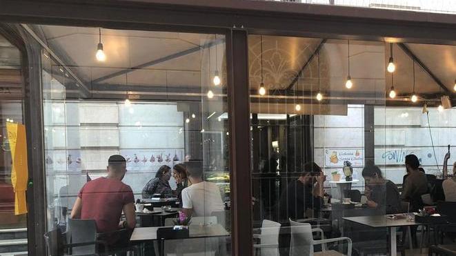 Sempre aperto e un sorriso per tutti così il Caffè Crema “presidia” via Roma