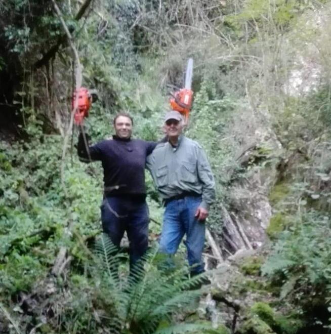Via piante cadute e rami, tre volontari recuperano la “via del diaspro” 