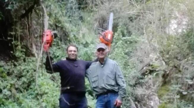 Via piante cadute e rami, tre volontari recuperano la “via del diaspro”