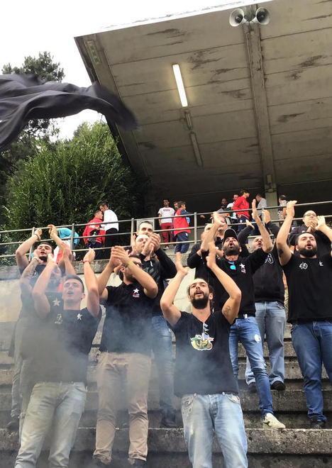 Gli ultras di Casale impeccabili nel tifo complimentati dal GhiviBorgo 
