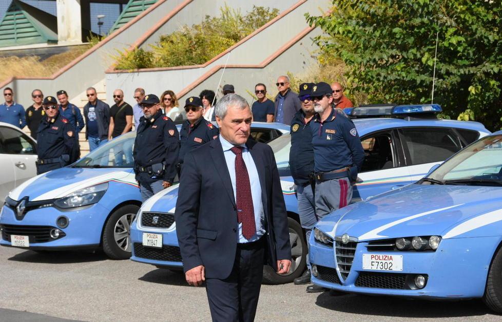 Sirene e lampeggianti per rendere omaggio ai poliziotti uccisi