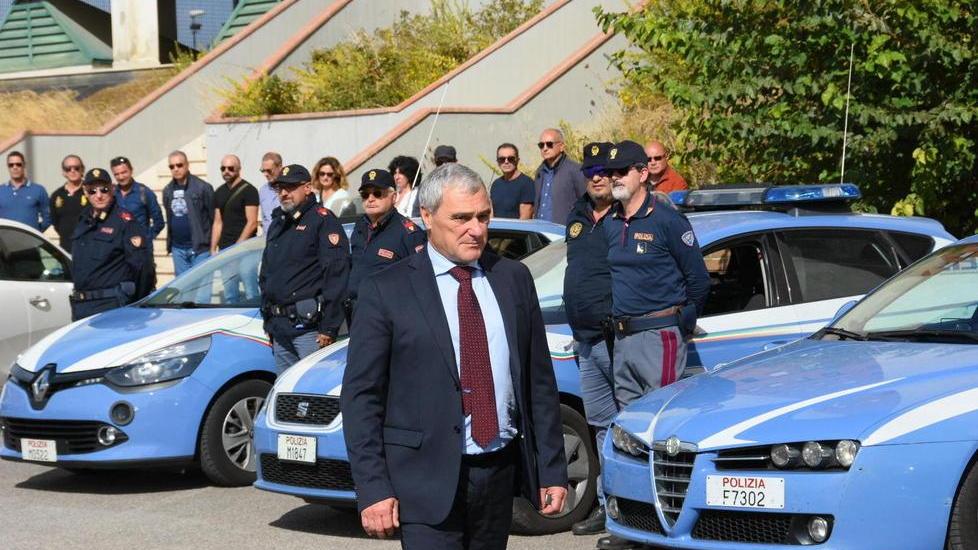 Sirene e lampeggianti per rendere omaggio ai poliziotti uccisi