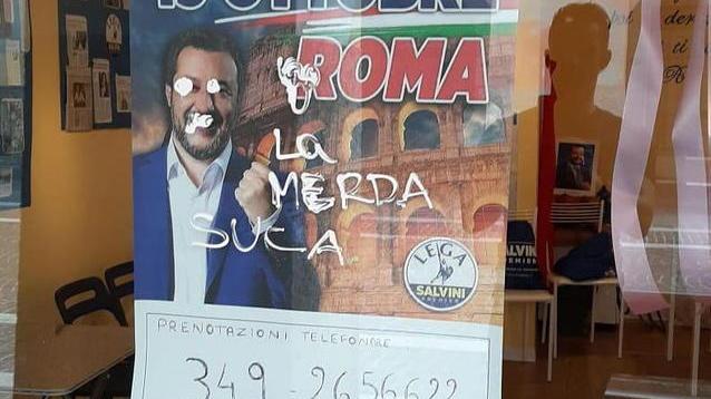 Vandali contro la sede della Lega