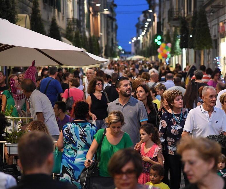Festa del commercio shopping by night coi locali “gemellati” 