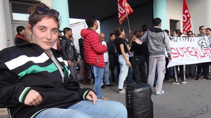 Sindacalista Si Cobas investita davanti alla Superlativa