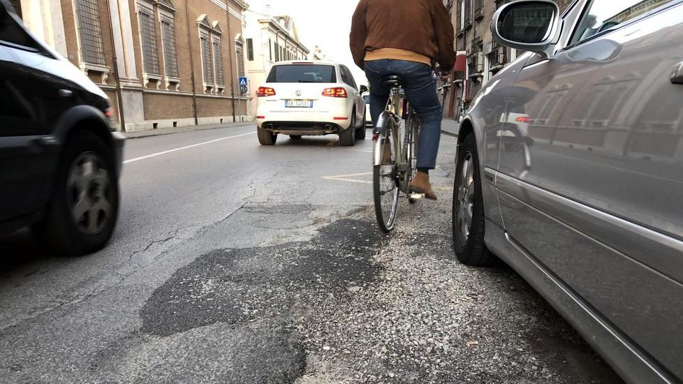 Asfalto a rischio caduta