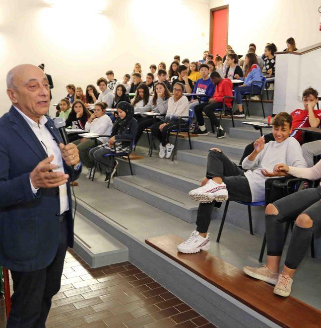 Lezione alimentare alla scuola De Pisis