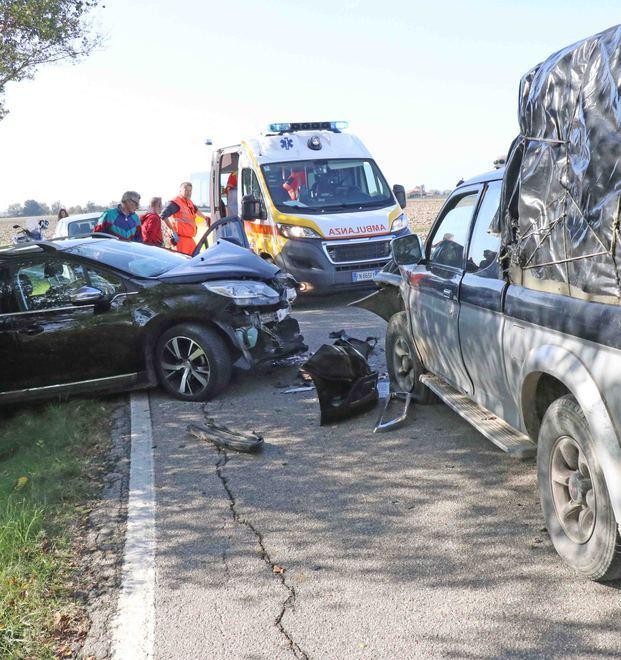Violento frontale con due feriti Curva pericolosa 