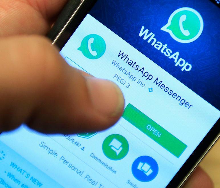 Adesca un 12enne su WhatsApp, denunciato 