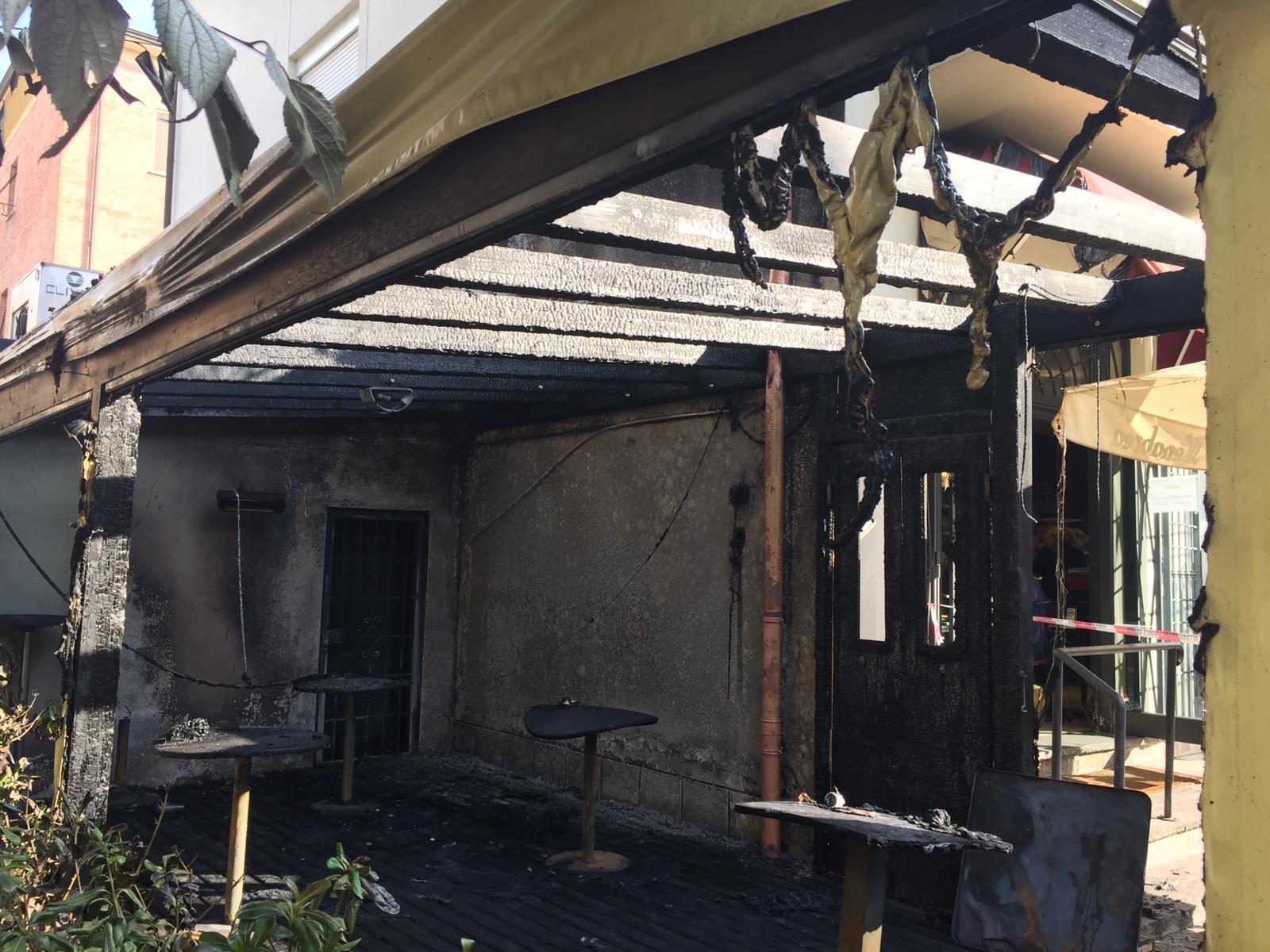 Reggio Emilia, distesa di un bar a fuoco nella notte 
