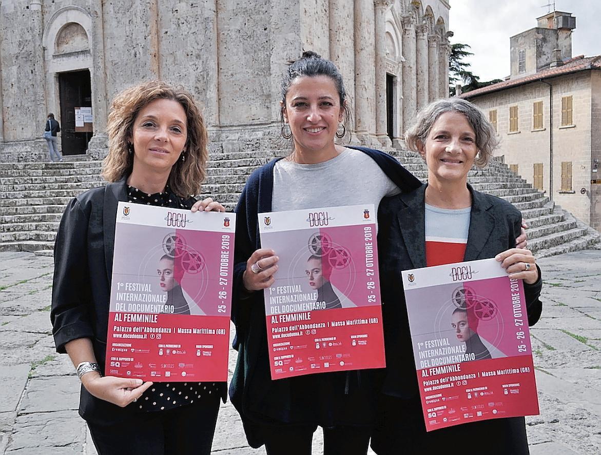 Irene Marconi, Cristina Berlini e Silvia Lelli col manifesto del nuovo Festival del documentario al femminile