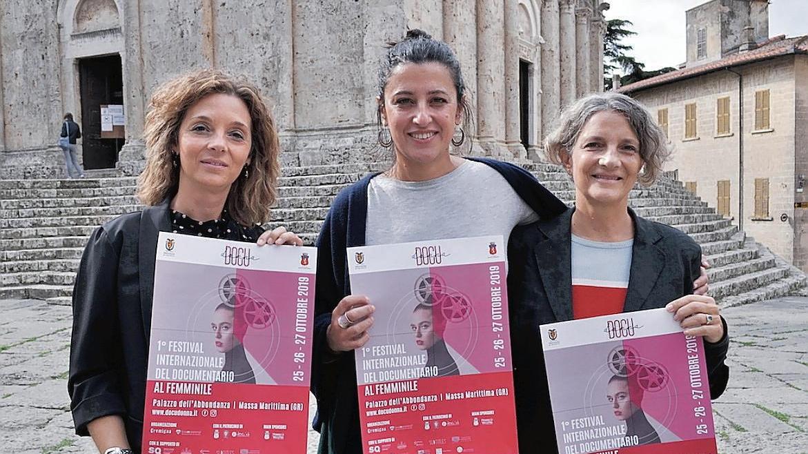 Irene Marconi, Cristina Berlini e Silvia Lelli col manifesto del nuovo Festival del documentario al femminile