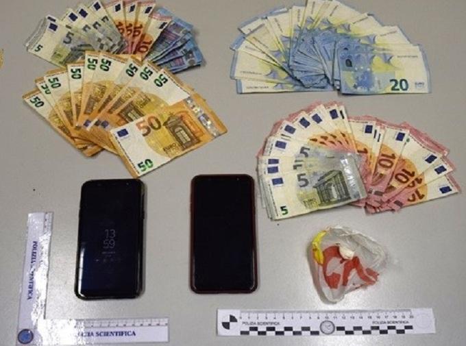Donna salvata dopo l’overdose da eroina: la polizia arresta due giovani spacciatori 