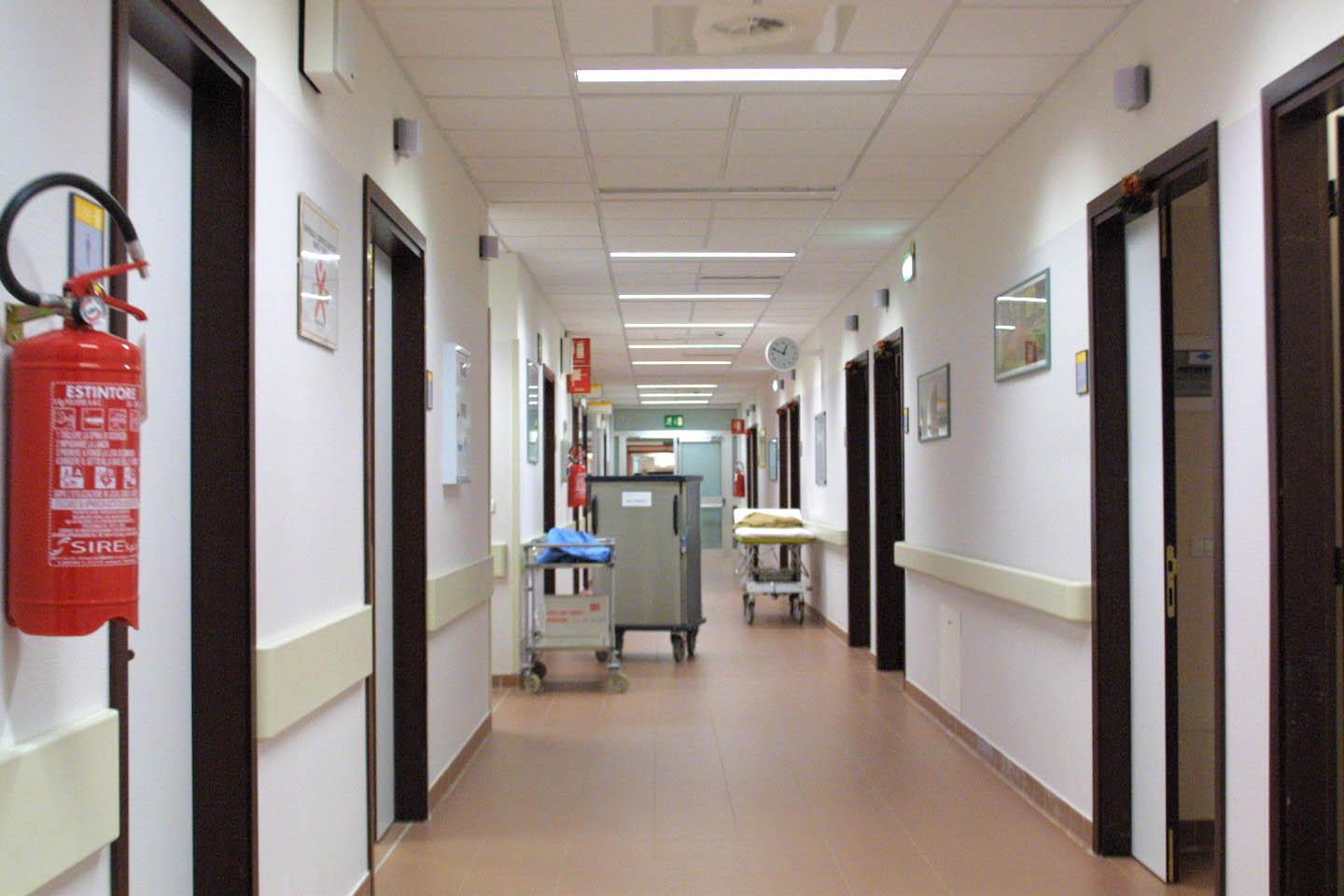 Reggio Emilia, 4 dipendenti dell'ospedale contraggono la scabbia.  Faro sul reparto