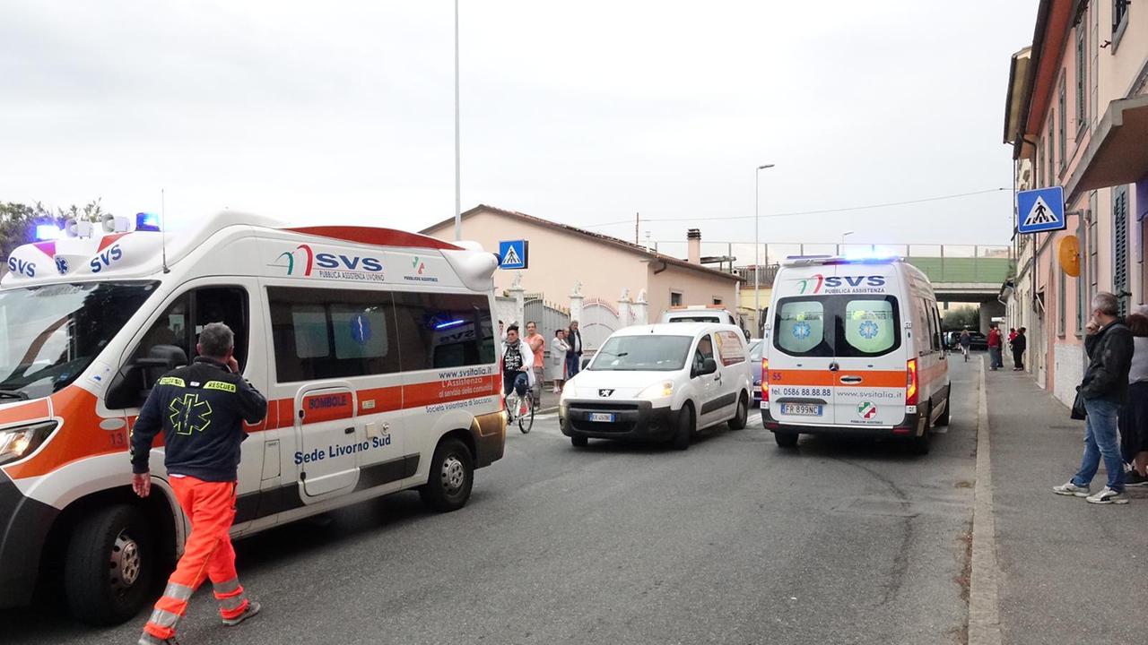 Le ambulanze della Svs in via di Salviano dopo l'incidente (foto Riccardo Repetti/Pentafoto)