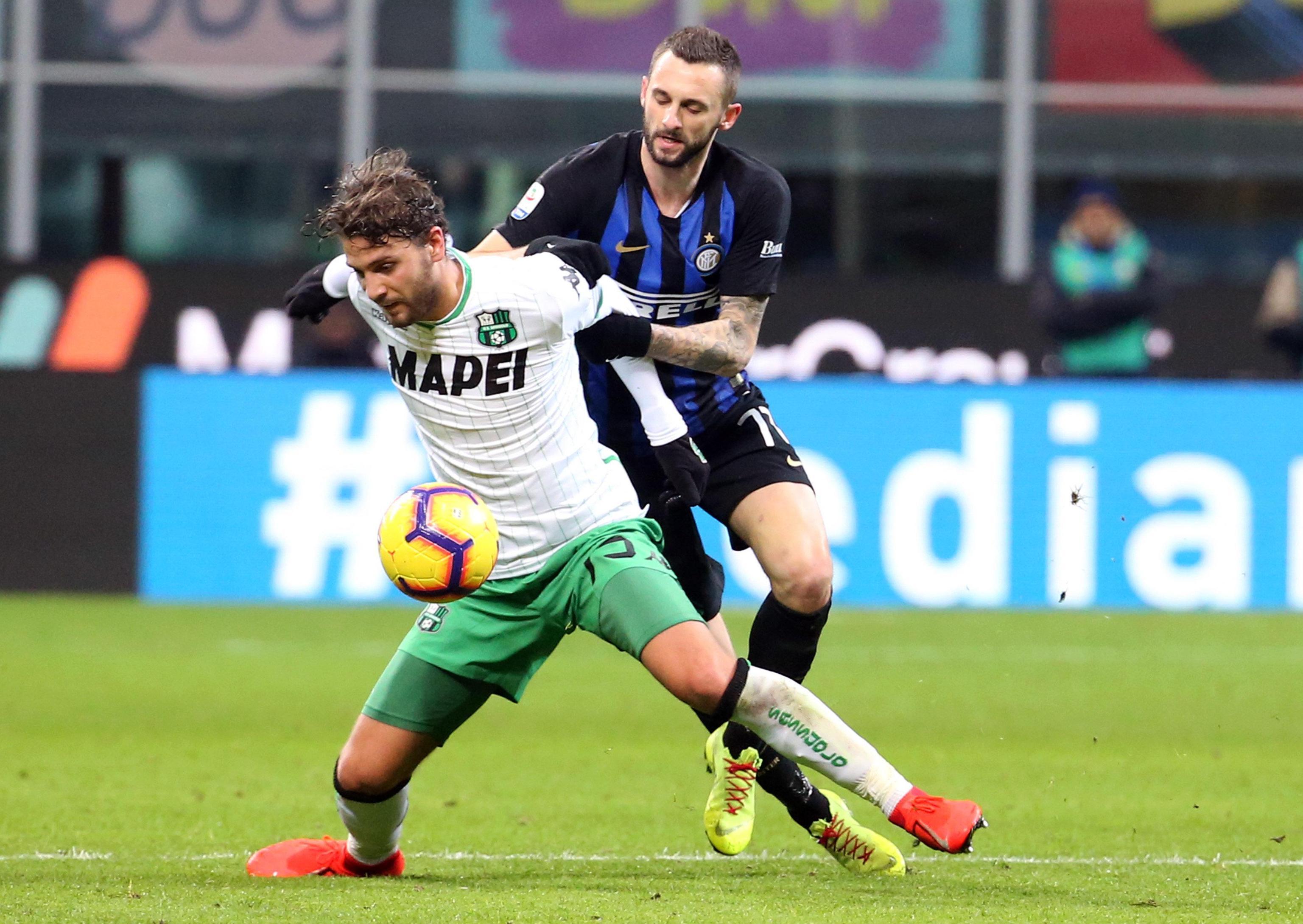 Locatelli del Sassuolo contrasta Brozovic nella sfidaSassuolo-Inter al Mapei del gennaio scorso