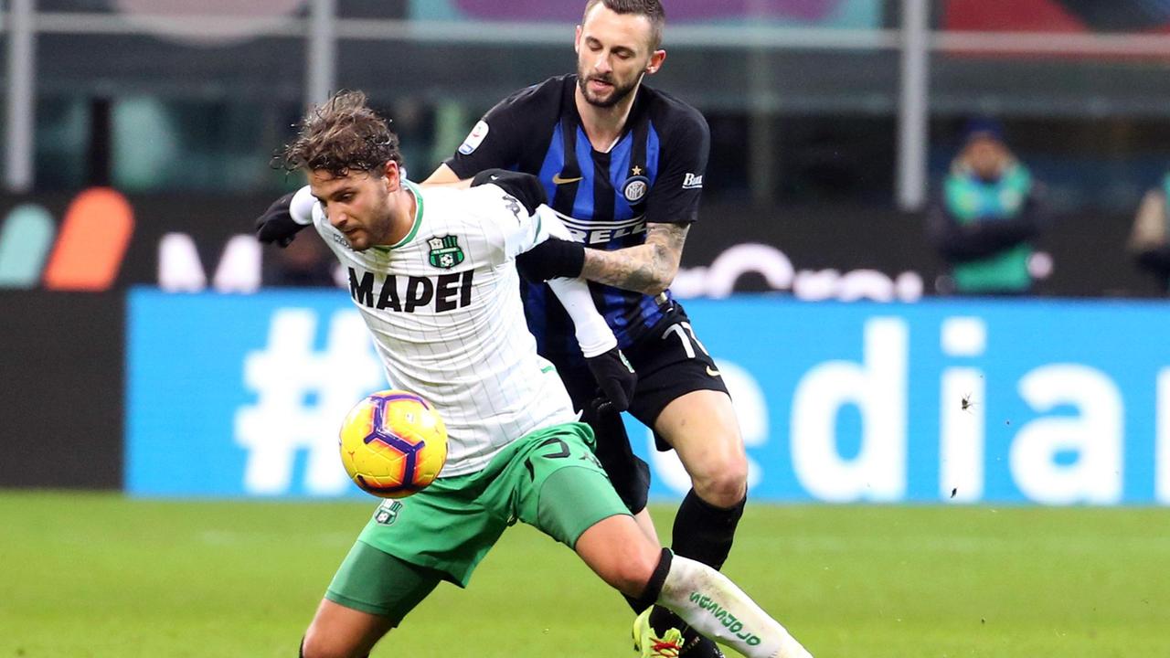 Locatelli del Sassuolo contrasta Brozovic nella sfidaSassuolo-Inter al Mapei del gennaio scorso