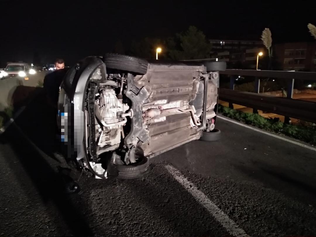 L'auto ribaltata (foto Vigili del fuoco)
