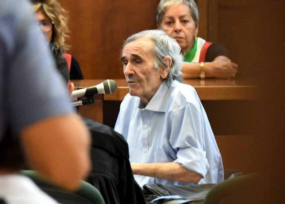 L'omicida Roberto Vignozzi in aula durante il processo in Corte d'Assise a Massa