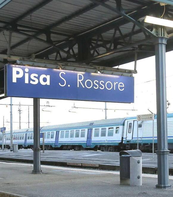 In treno alla Torre Pendente utilizzando i binari esistenti della Pisa-Lucca 