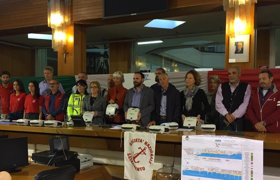 I defibrillatori passano dalle spiagge alle scuole di Massa