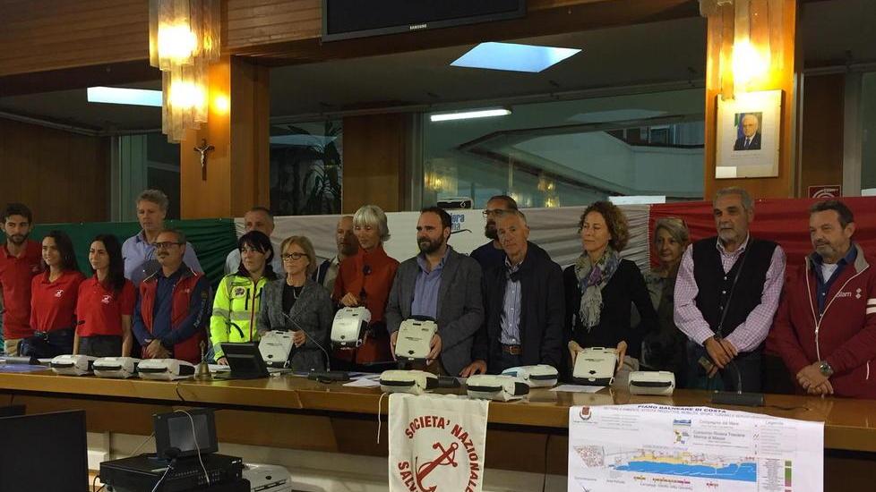 I defibrillatori passano dalle spiagge alle scuole di Massa
