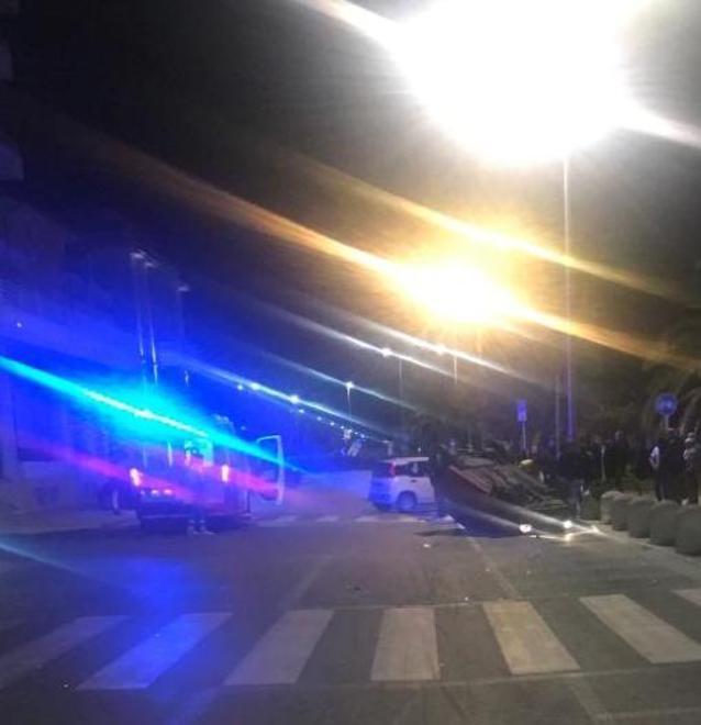 Si ribalta con l’auto ma ne esce illeso