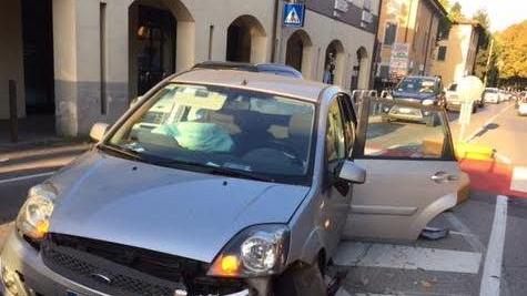Finisce con l’auto contro lo spartitraffico dell’isola pedonale