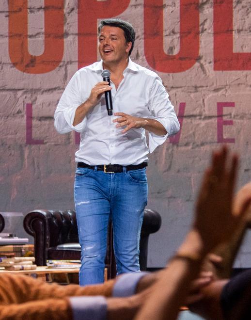 Dal palco della Leopolda Renzi provoca Conte: «Pensi al bene del Paese» 