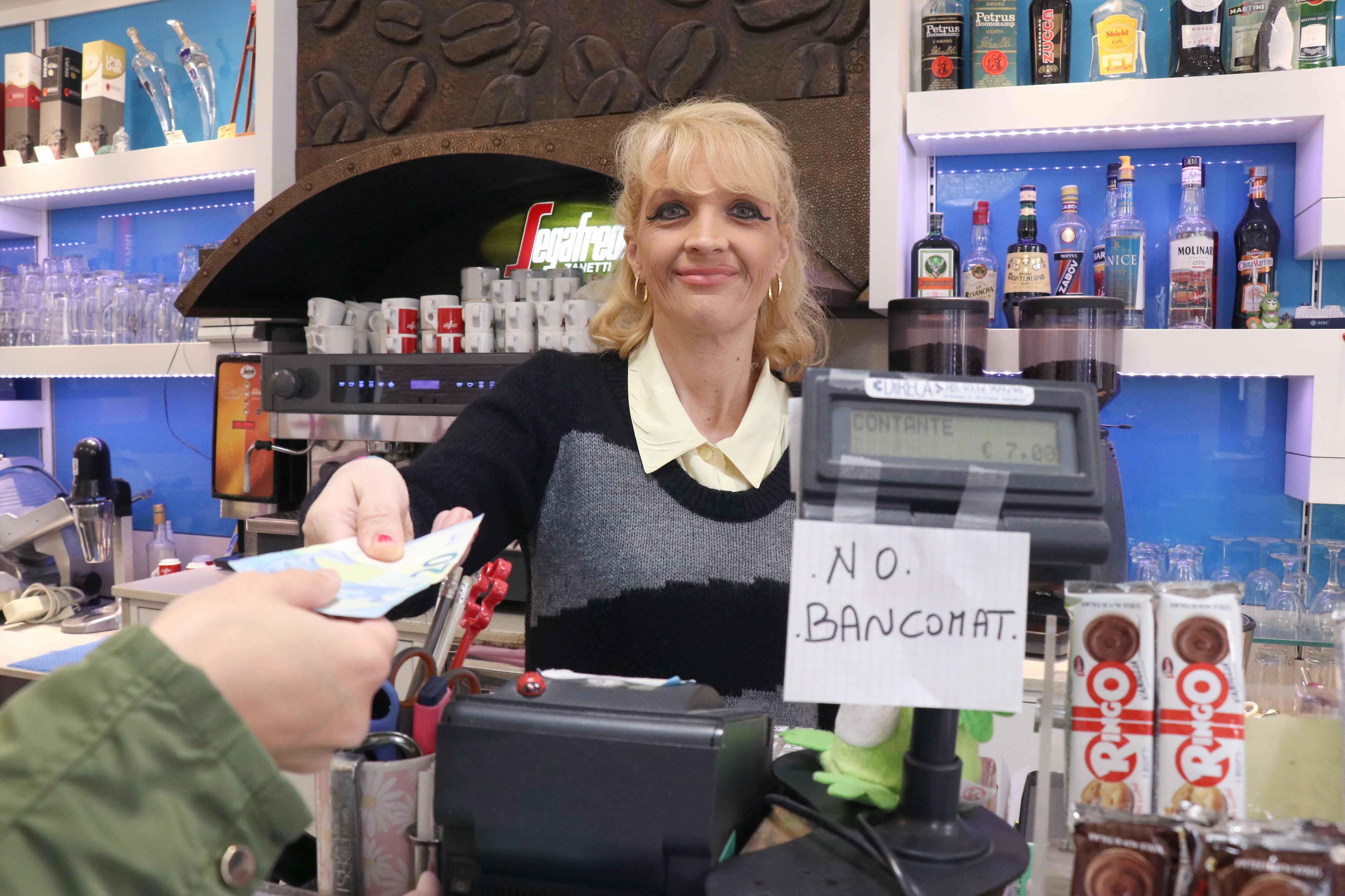 Niente bancomat per un caffè, baristi in rivolta: diciamo sì alle carte ma senza commissioni 