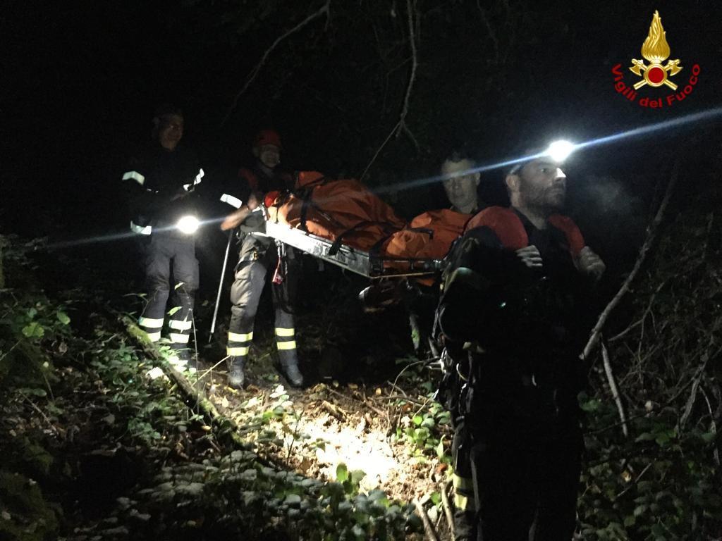 Fungaiolo si fa male nel bosco, lo salvano i vigili del fuoco