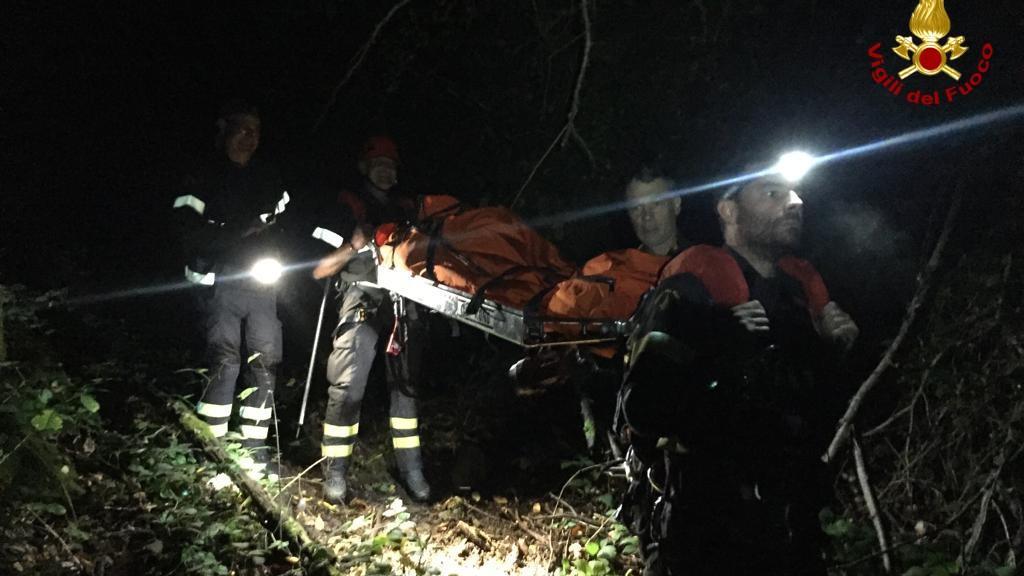 Fungaiolo si fa male nel bosco, lo salvano i vigili del fuoco