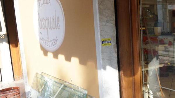 I danni causati dal magrebino alle vetrate del ristorante Da Pasquale. L'uomo è già noto ai carabinieri che per calmarlo hanno impiegato diversi minuti