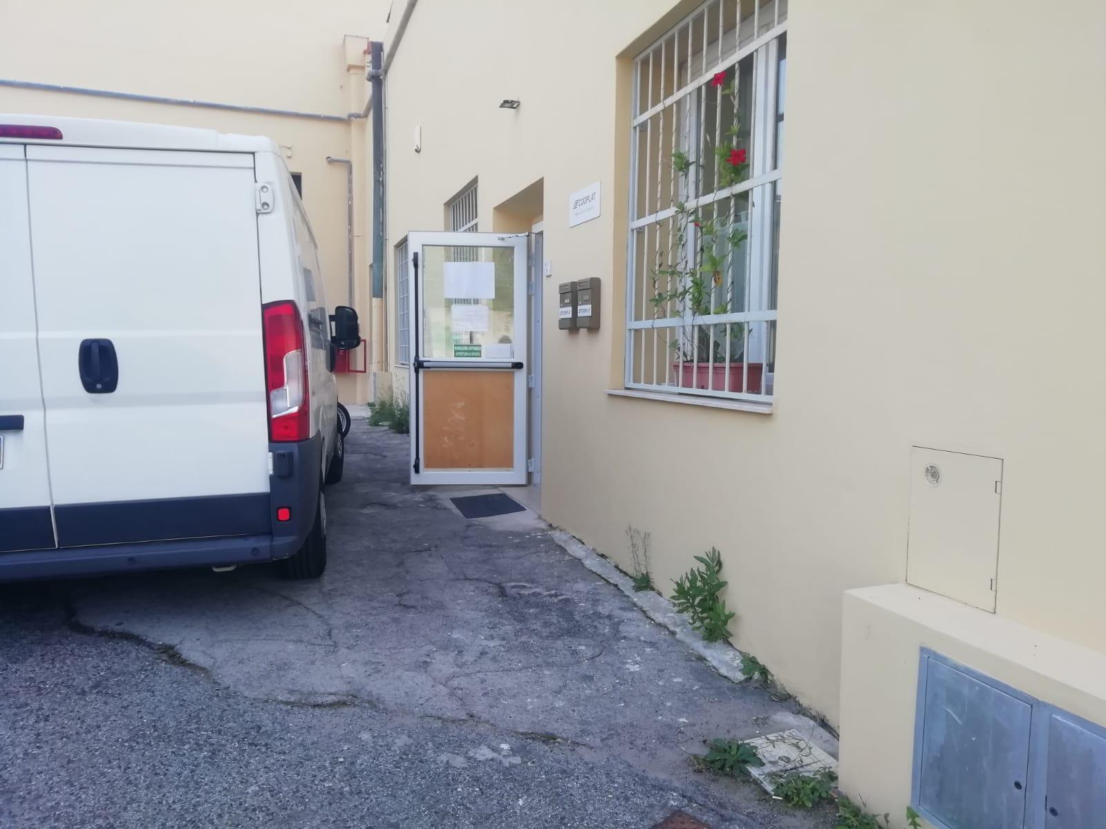 L'ingresso sfondato della Cooplat (Cecilia Foschi/Pentafoto)